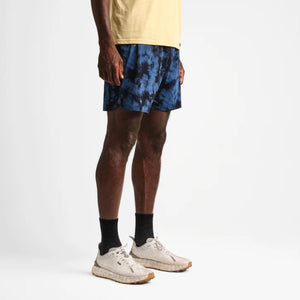 ROARK ALTA 7” SHORT LIFESTYLE IMAGE