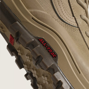 Close-up Vans sk8-Hi MTE of a boot sole with 'All-Trac' branding on a beige background