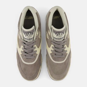 pair of 770 new balance 770 grey days color 