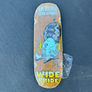 a brown heroin wide bride model signed by Fos