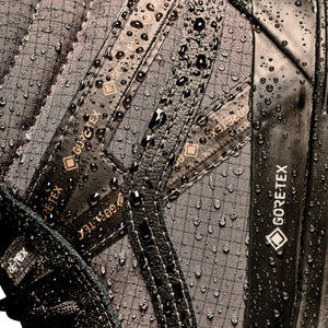 Close-up of water droplets on the textile upper, Sidestripe and GORE-TEX branding of Vans Sk8-Hi GORE-TEX Insulated MTE Black/Black