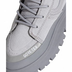 Close-up of the grey laces, suede toe and GORE-TEX branding on Vans Sk8-Hi GORE-TEX Insulated MTE Light Grey